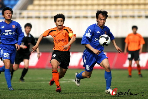 德甲战报：两队共7人染黄，奥格斯堡0-0云达不莱梅（德甲：奥格斯堡与云达不莱梅0-0收场，双方合计7张黄牌）