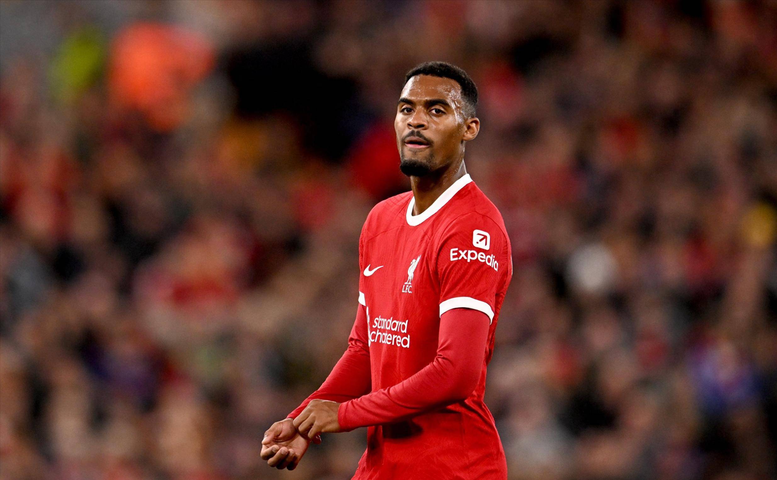 法兰克福客胜后球迷区突发火情，还有球迷从高处坠落后被送医