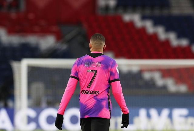 老将关键铲断救险，成全场转折点