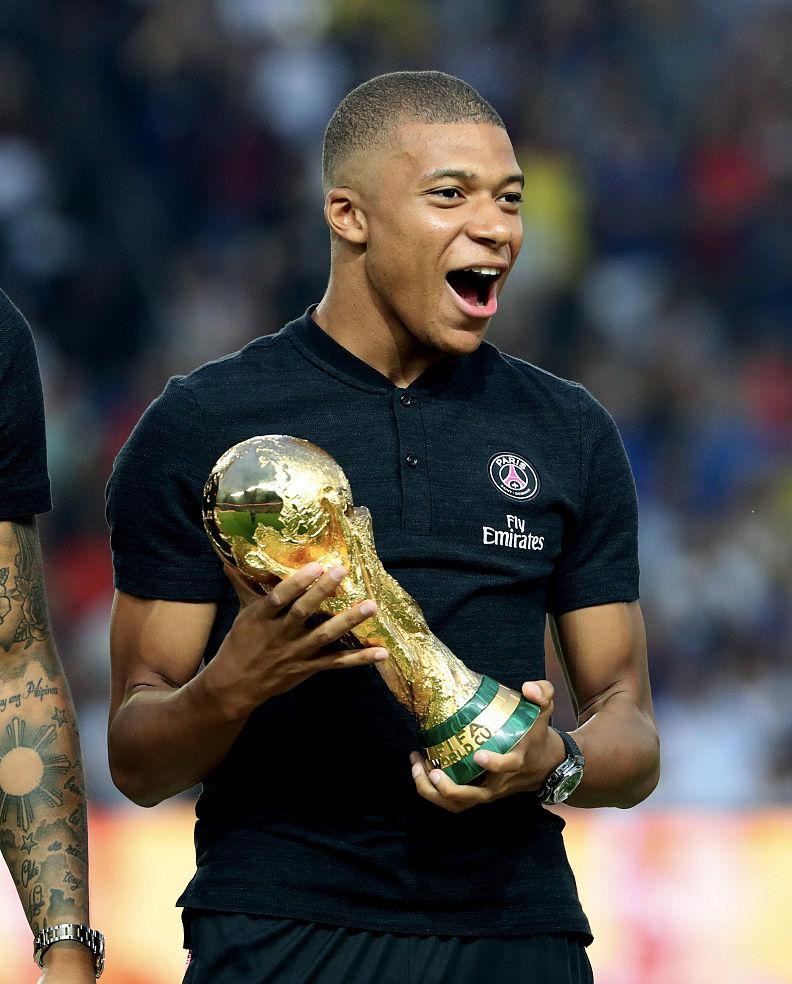 讨论室：足坛如今三支六冠王球队，你认为哪个队实力最强？（话题：当今足坛三支六冠王，谁的实力最强？）