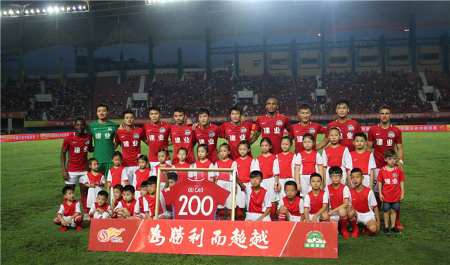 年轻中卫连续两场零失误，发挥稳健