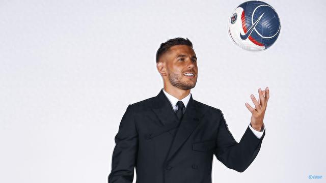 篮球篮网结束连败，全队积极庆祝