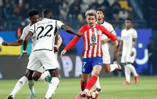 差点成为罪人，马尔基尼奥斯决赛下半场送点+面对绝杀良机“解围”（马尔基尼奥斯险成罪人：决赛下半场送点，绝杀良机却成“解围”）