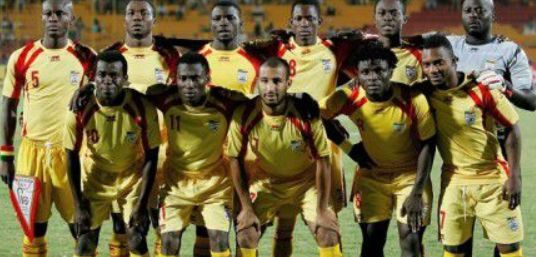 融于池畔，简于形制；瑞典高尔夫球场度假木屋设计