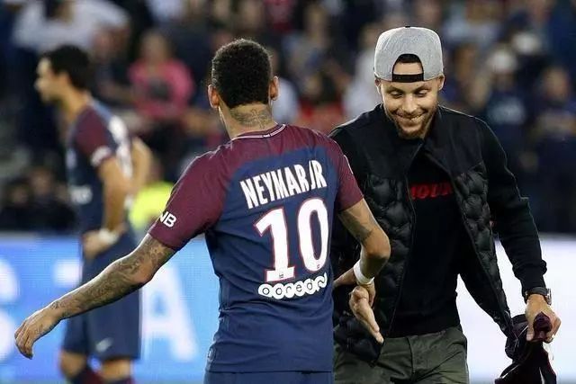 足球欧洲豪门宣布亏损，财政危机加深（欧洲足坛豪门披露亏损，财务困境加剧）